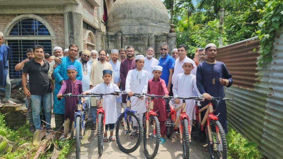 ৪০ দিন জামাতে নামাজ পড়ে পুরস্কার পেল ৩০ শিশু-কিশোর